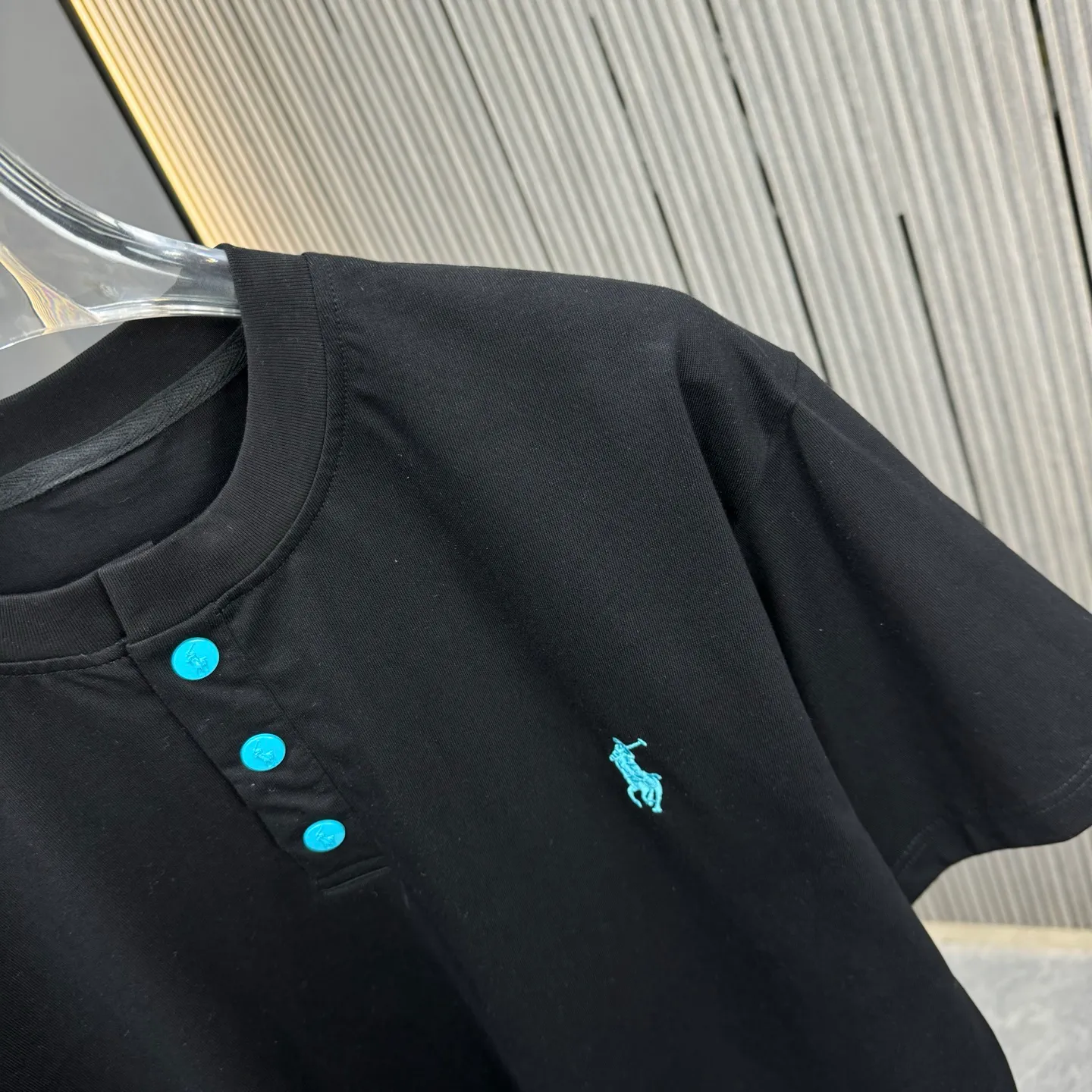 P190 POlO Ralph Lauren 25FW new spring and summer round neck T-shirt. It is made of heavy 320G double yarn combed cotton material. The upper body has a strong three-dimensional effect. It is embroidered with ten thousand needles embroidery patch ➕ ten thousand needles 🪡 embroidery process inkjet effect. ⚠️Washing method: The fabric is only dry-cleaned or wrapped in a laundry bag. Quick machine wash in cold water on the reverse side, let dry and then iron at medium temperature! Avoid vigorously wringing and machine washing from the front!  Size: S M L XL XXL Color: Black, White